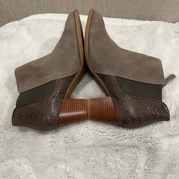 Vionic Taupe Annie Suede Snake Print Ankle Boots Women’s Size 8.5 - Picture 5 of 6